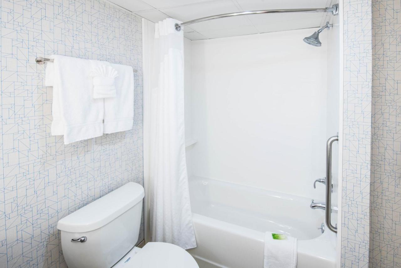 Holiday Inn Express Woodbridge By Ihg Avenel Exterior photo
