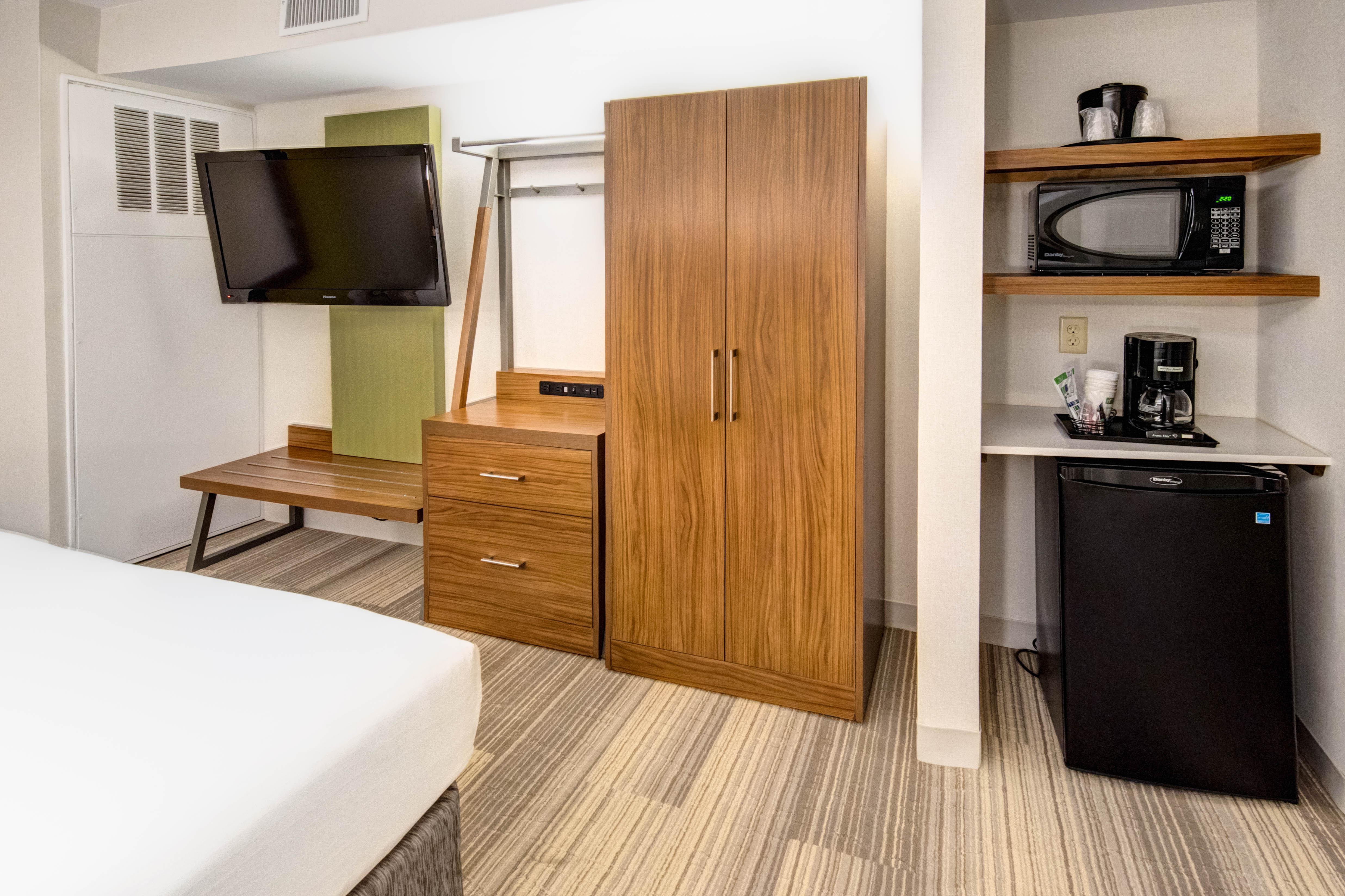 Holiday Inn Express Woodbridge By Ihg Avenel Exterior photo