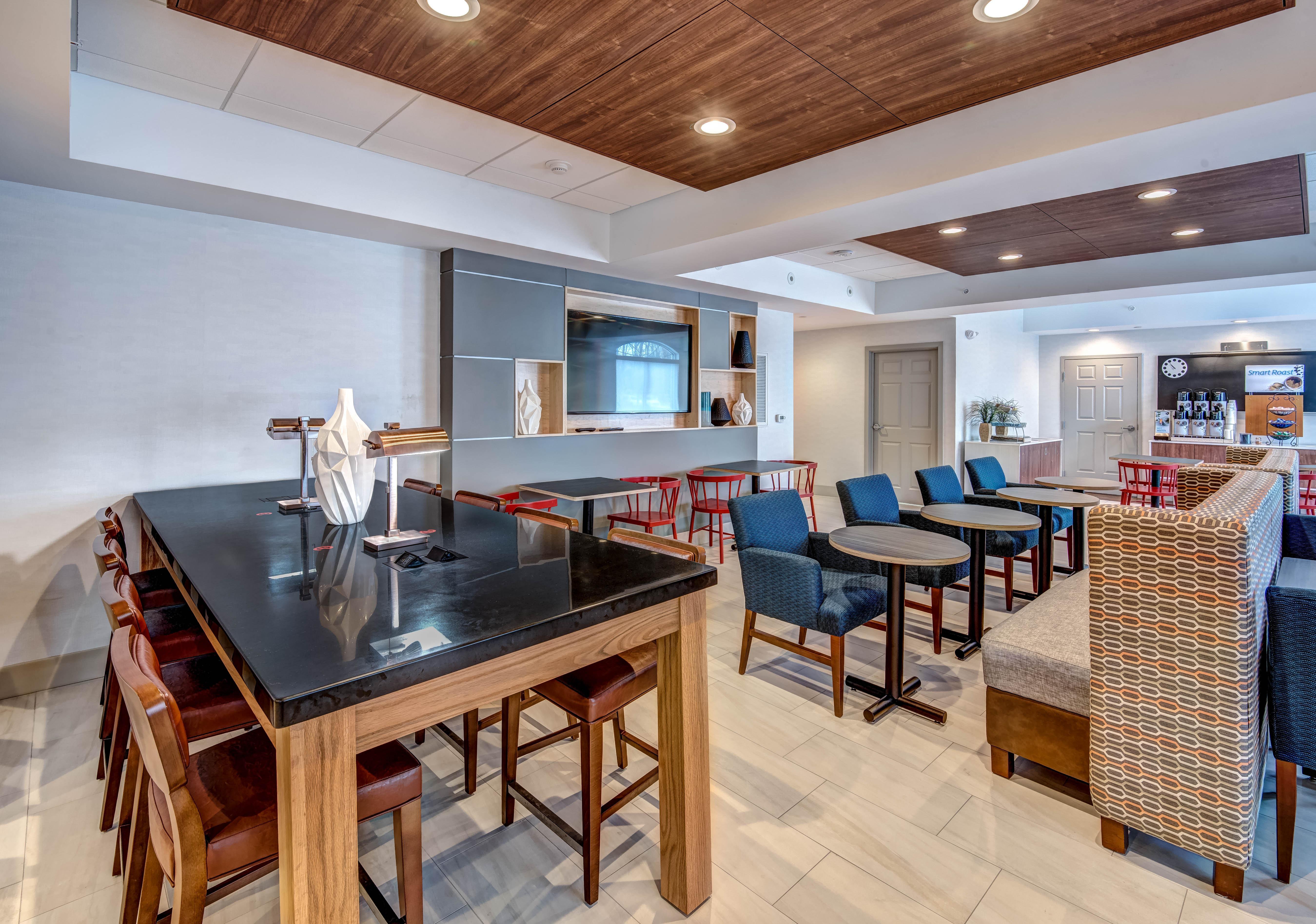 Holiday Inn Express Woodbridge By Ihg Avenel Exterior photo