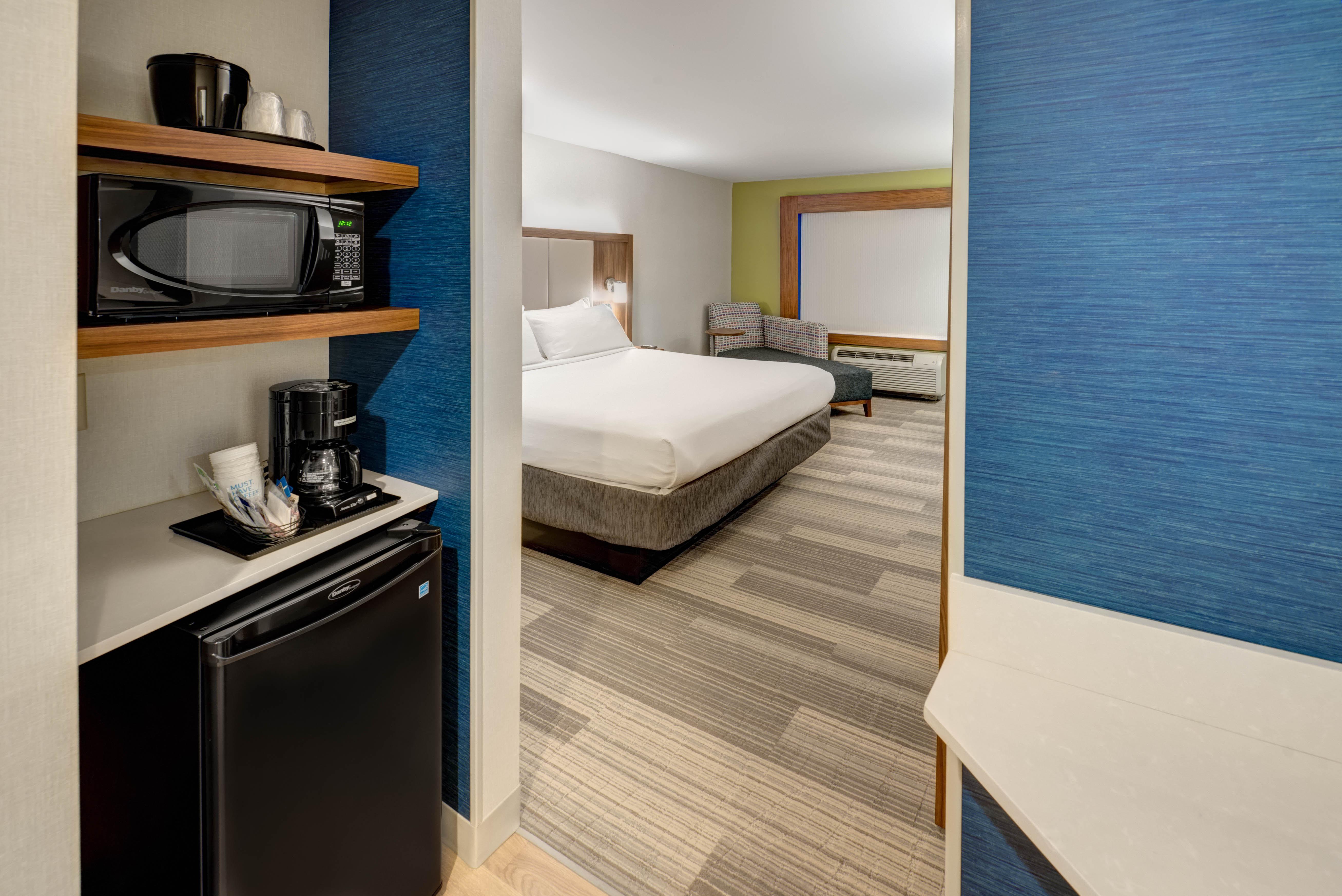Holiday Inn Express Woodbridge By Ihg Avenel Exterior photo