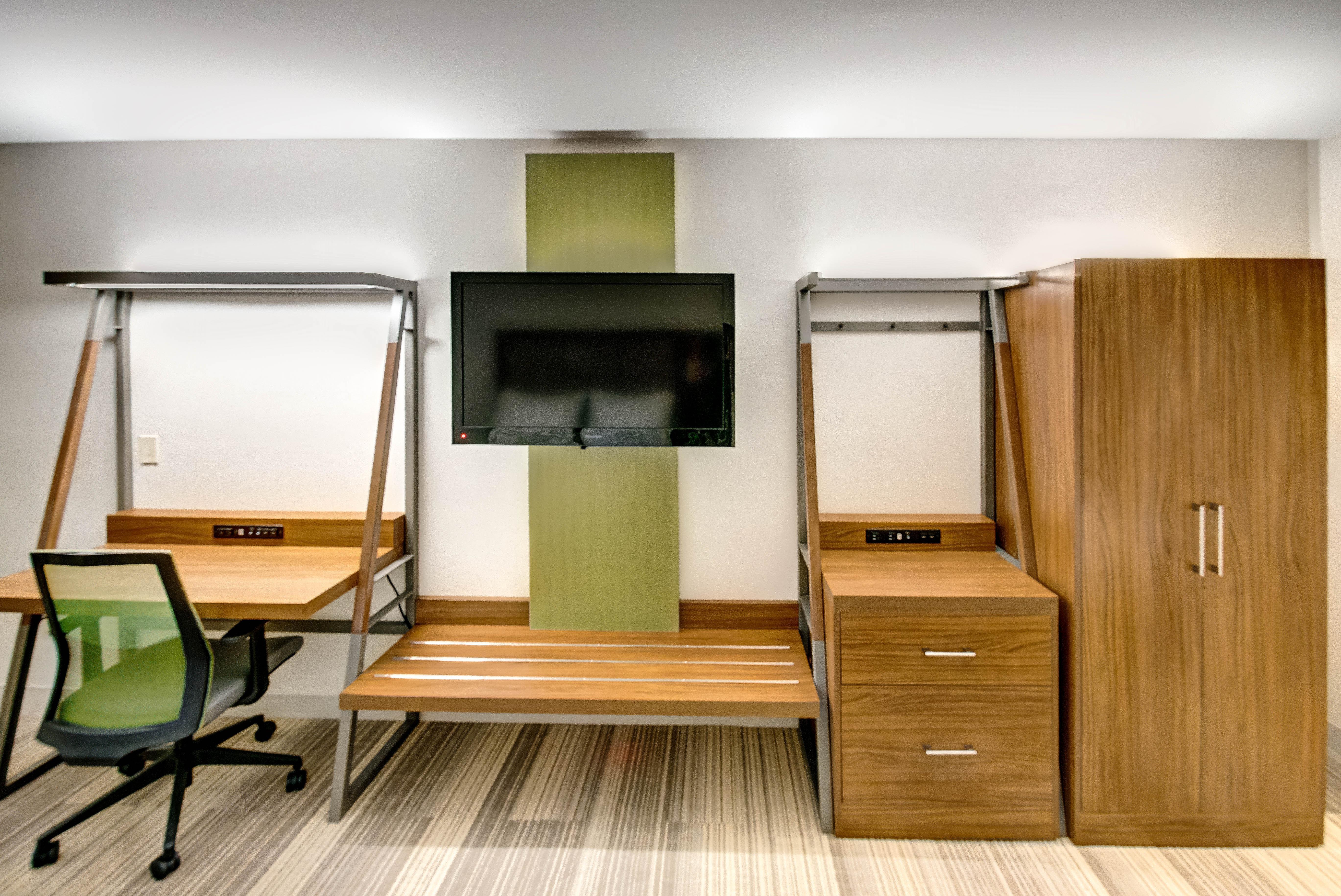 Holiday Inn Express Woodbridge By Ihg Avenel Exterior photo