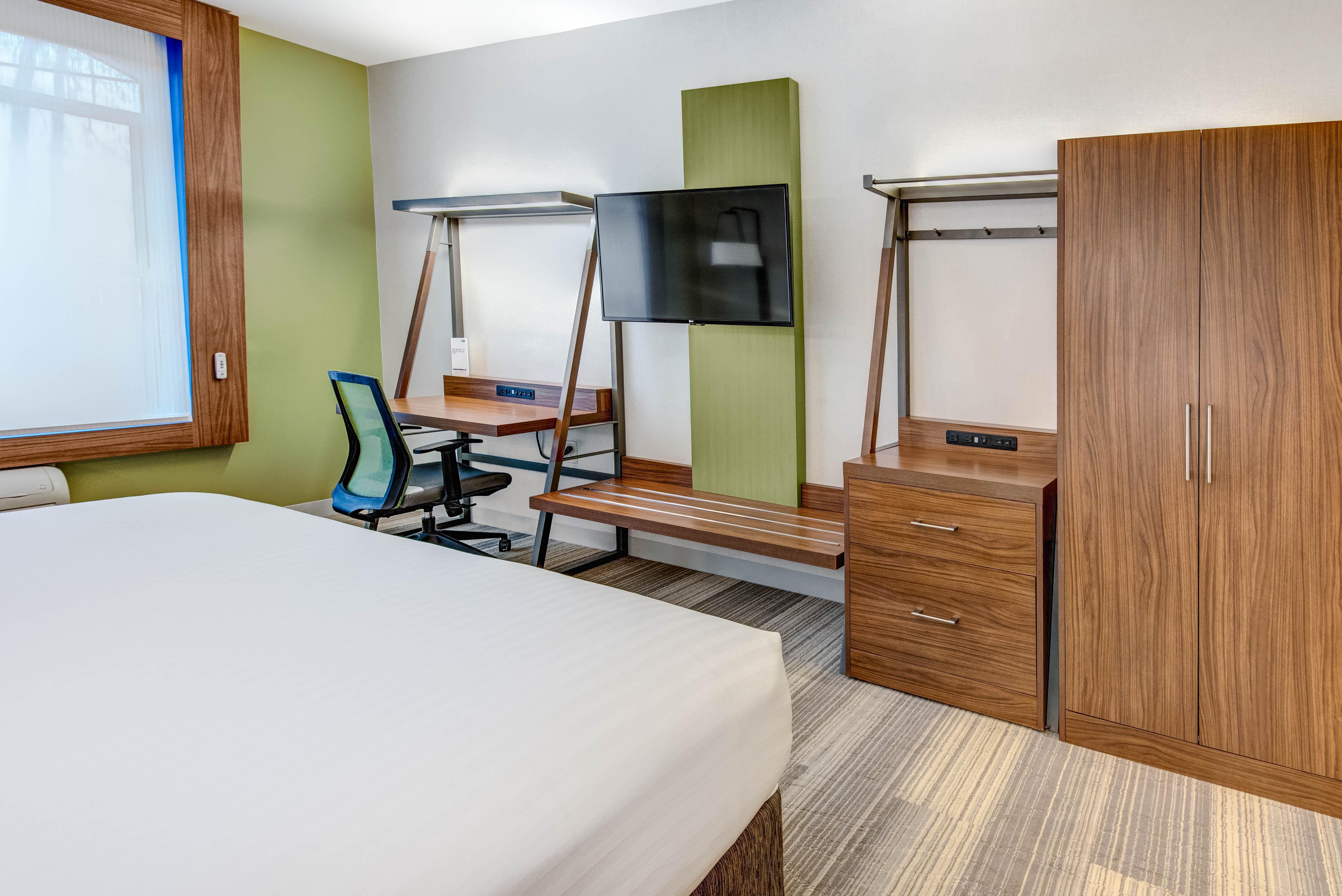 Holiday Inn Express Woodbridge By Ihg Avenel Exterior photo
