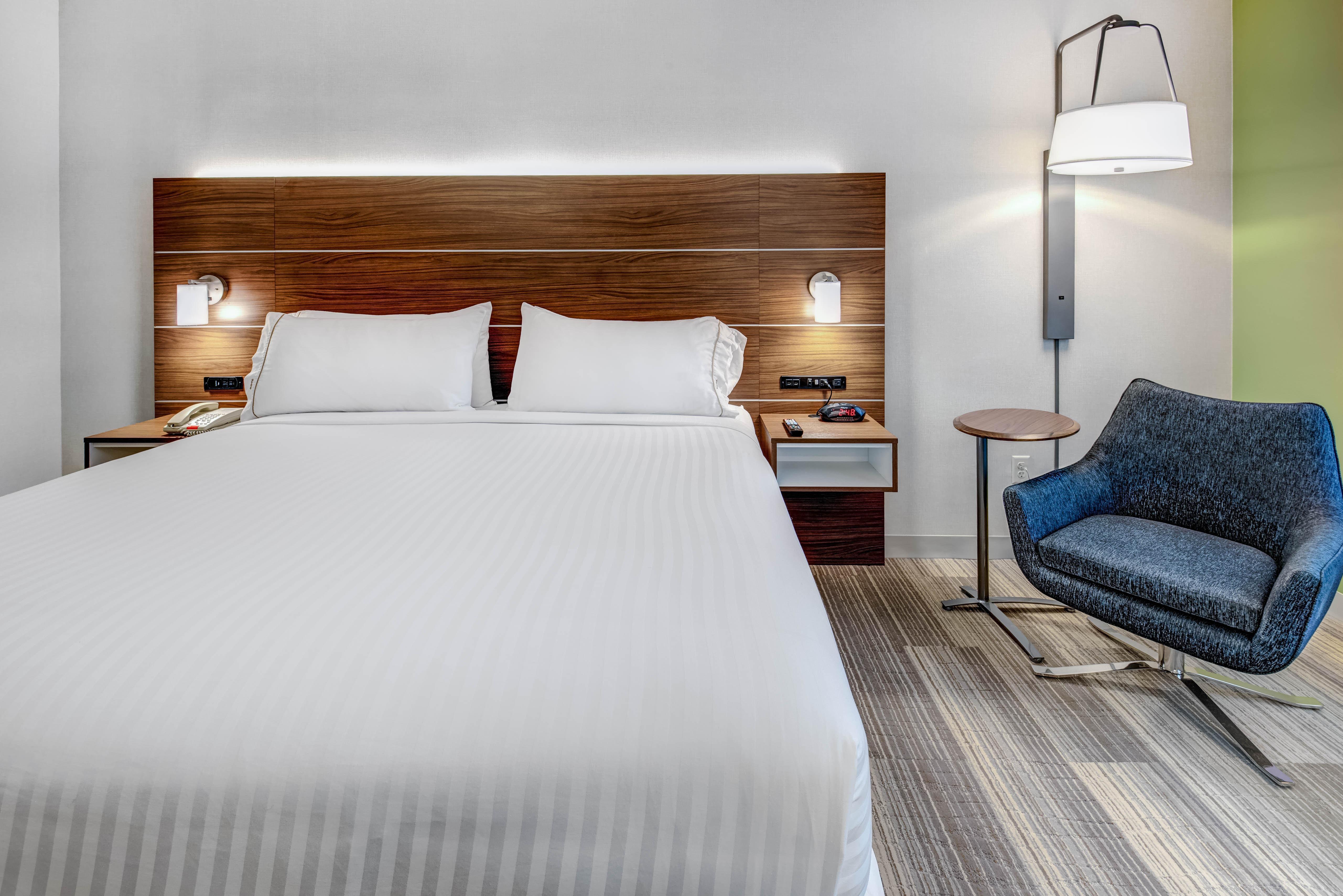 Holiday Inn Express Woodbridge By Ihg Avenel Exterior photo