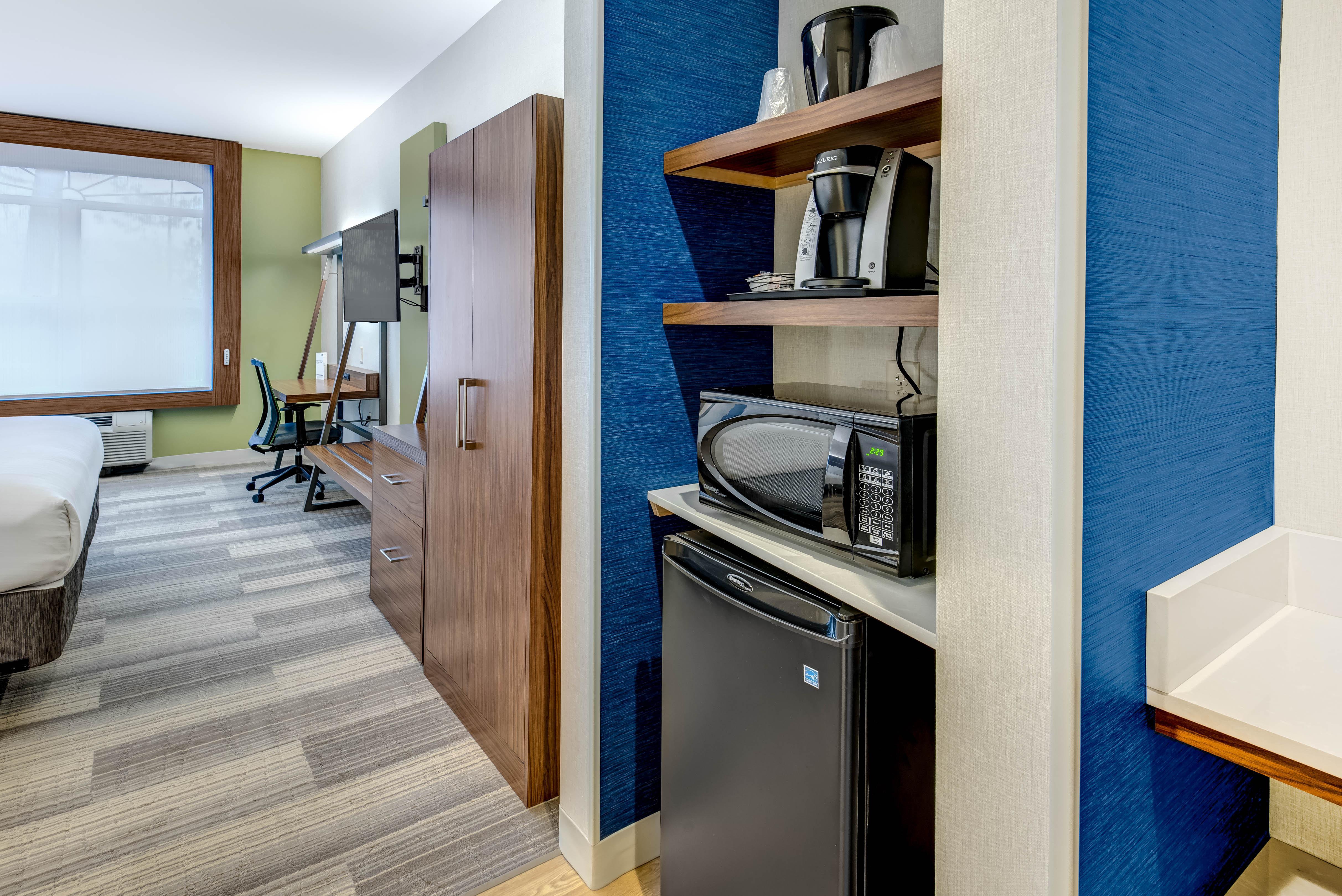 Holiday Inn Express Woodbridge By Ihg Avenel Exterior photo