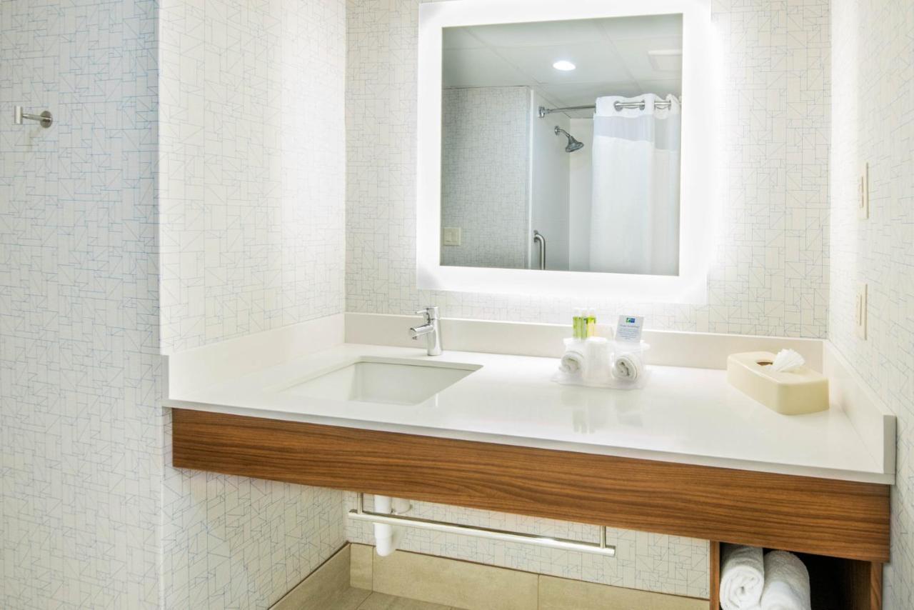 Holiday Inn Express Woodbridge By Ihg Avenel Exterior photo