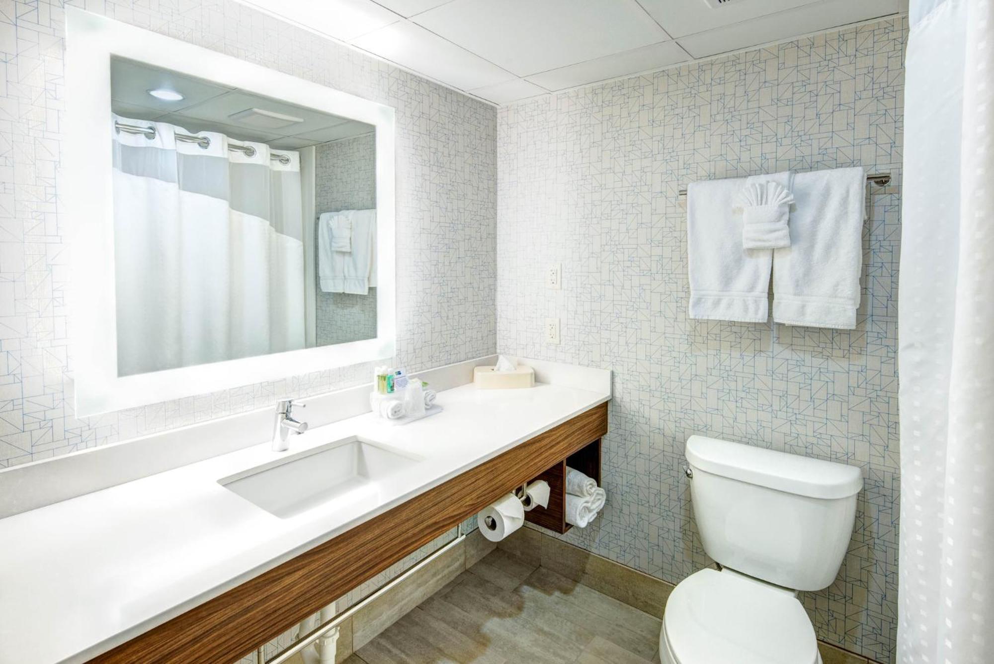 Holiday Inn Express Woodbridge By Ihg Avenel Exterior photo
