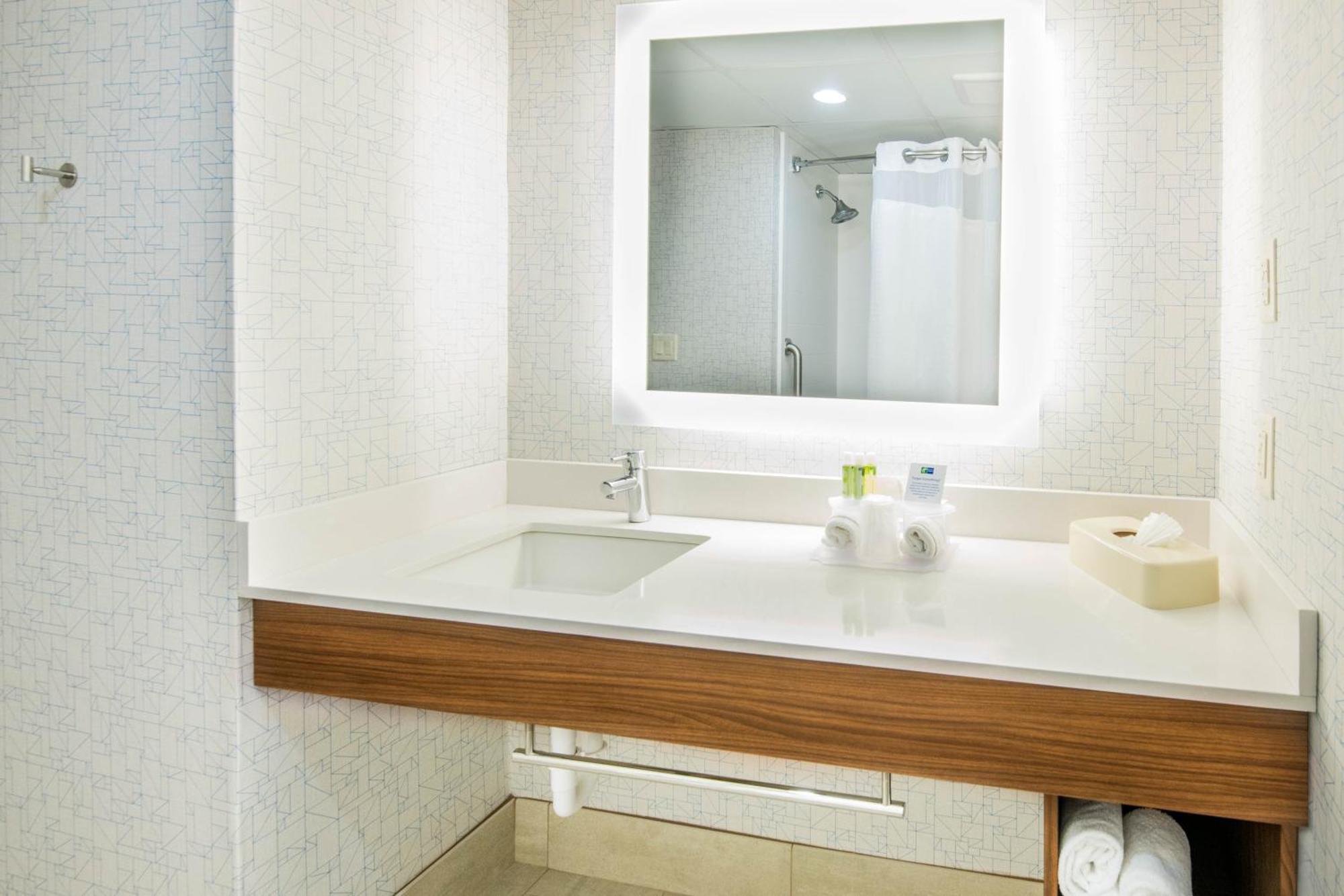 Holiday Inn Express Woodbridge By Ihg Avenel Exterior photo