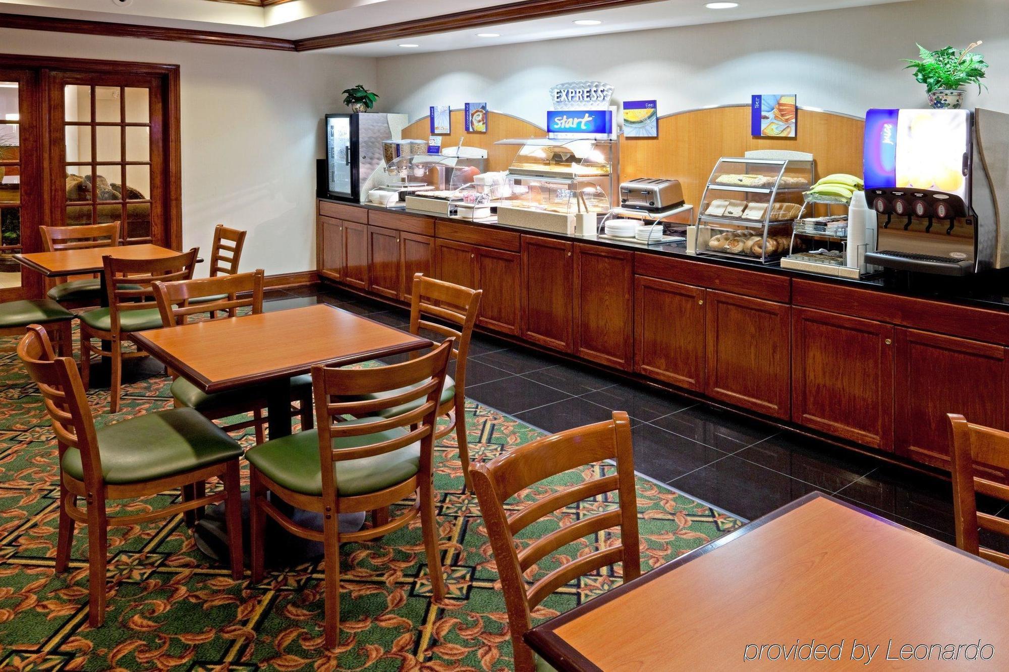 Holiday Inn Express Woodbridge By Ihg Avenel Restaurant photo