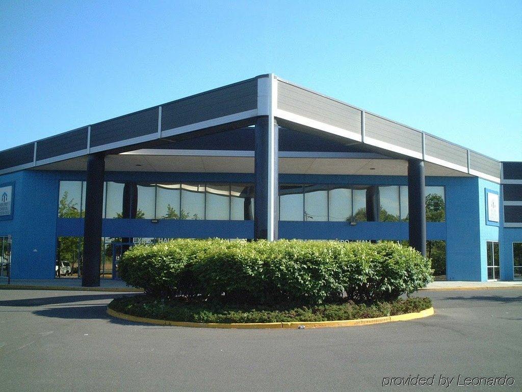 Holiday Inn Express Woodbridge By Ihg Avenel Exterior photo