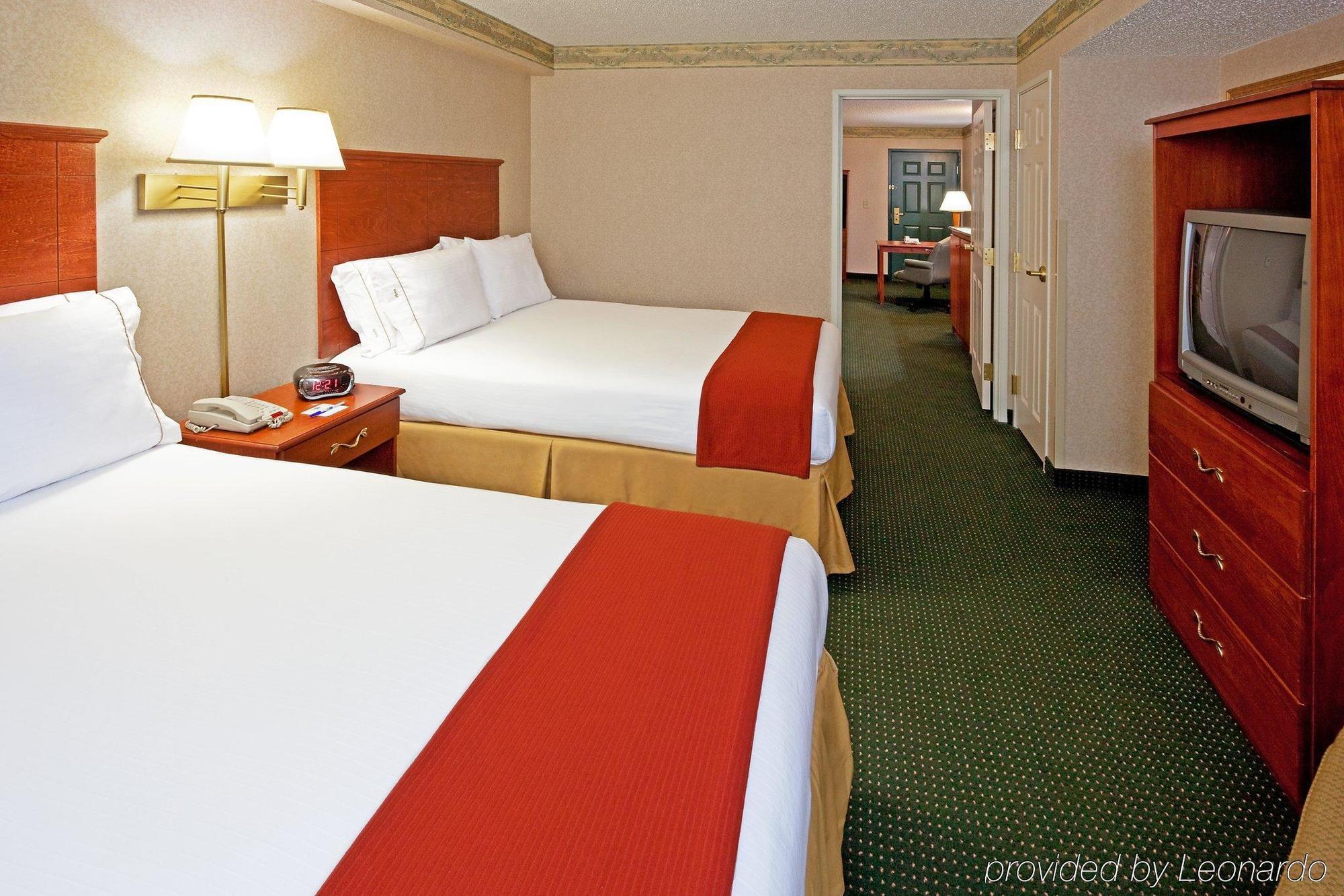 Holiday Inn Express Woodbridge By Ihg Avenel Exterior photo