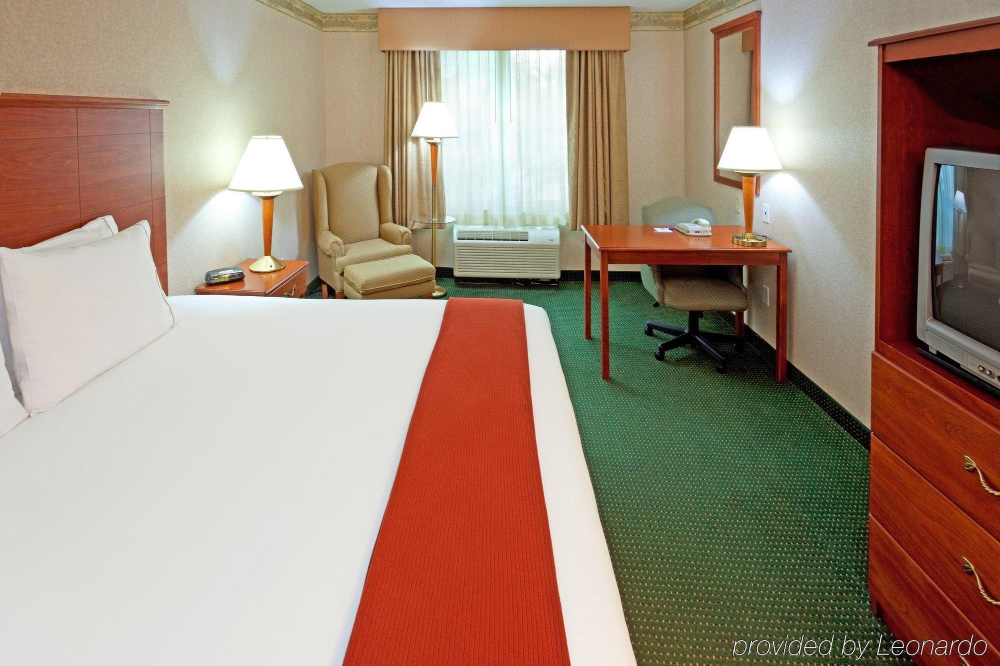 Holiday Inn Express Woodbridge By Ihg Avenel Exterior photo