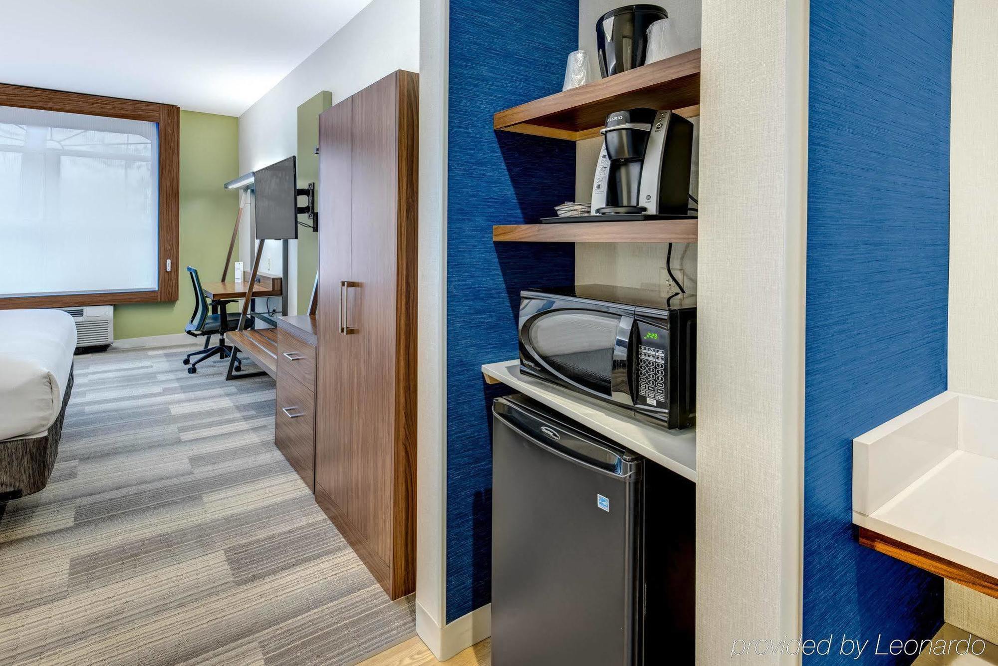 Holiday Inn Express Woodbridge By Ihg Avenel Exterior photo