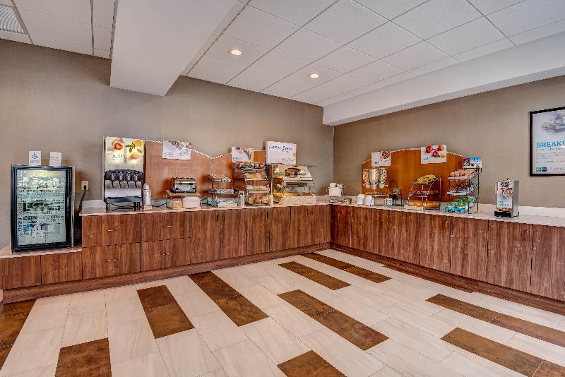 Holiday Inn Express Woodbridge By Ihg Avenel Exterior photo